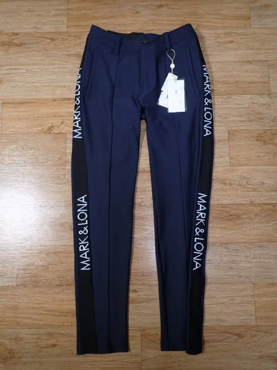 新品未使用タグ付き MARK & LONA レディーストレーナー 40サイズ MARK